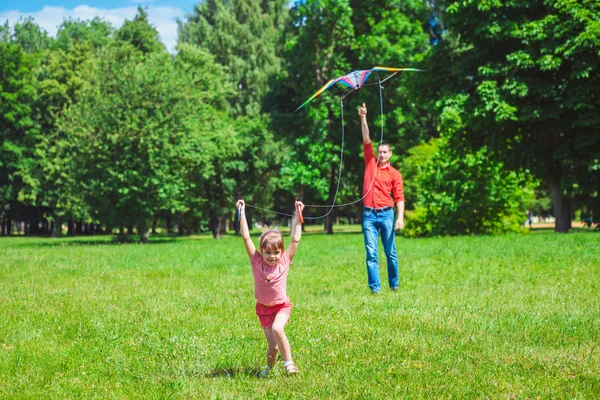 La niña y su padre juegan con una cometa . —  Fotos de Stock