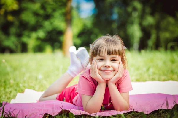 Glückliches Mädchen lügt — Stockfoto