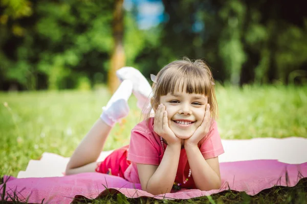 Glückliches Mädchen lügt — Stockfoto