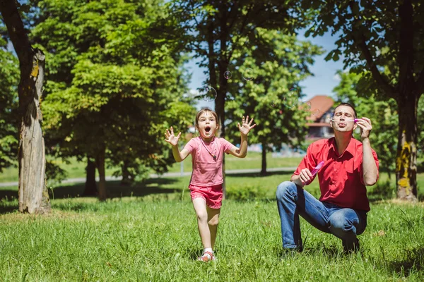 Vader en dochter maken bubbels — Stockfoto