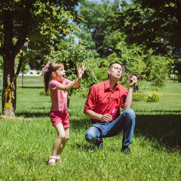 Vater und Tochter machen Blasen — Stockfoto