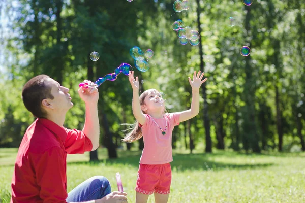 Otec a jeho dcera dělají bubliny — Stock fotografie