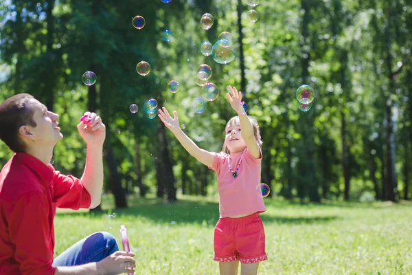 Otec a jeho dcera dělají bubliny — Stock fotografie