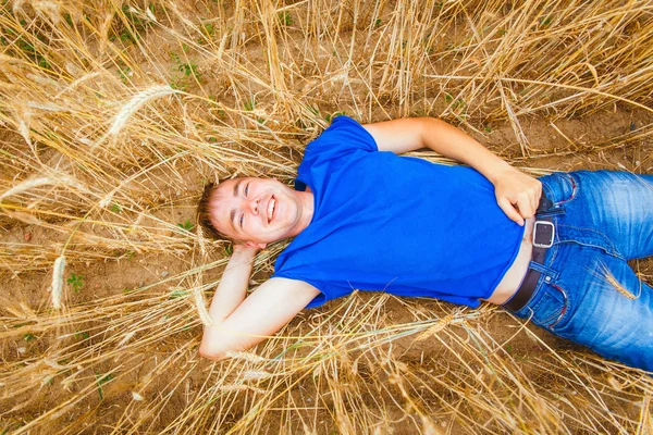 Stilig kille ljuger — Stockfoto