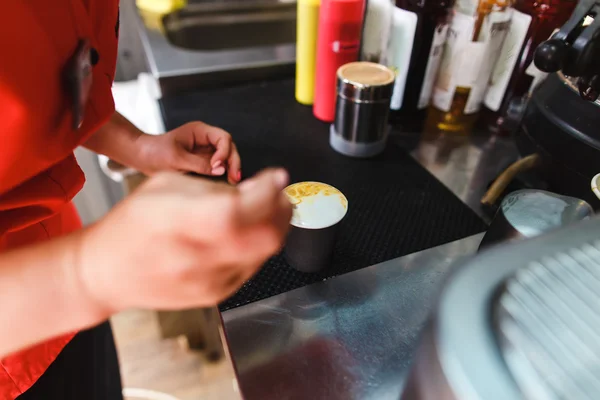 Barista profesional haciendo un patrón —  Fotos de Stock