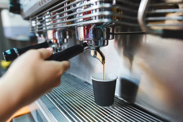 Barman parzenia kawy — Zdjęcie stockowe