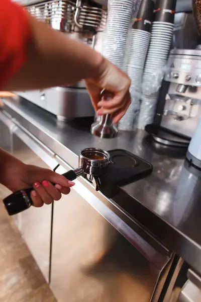Barista using manipulować do prasy zmielonej kawy — Zdjęcie stockowe
