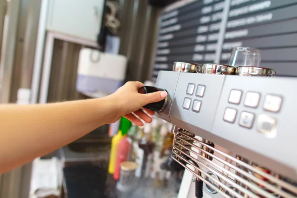 Wybranych skupić się na rękach profesjonalnych barista naciskając przycisk — Zdjęcie stockowe