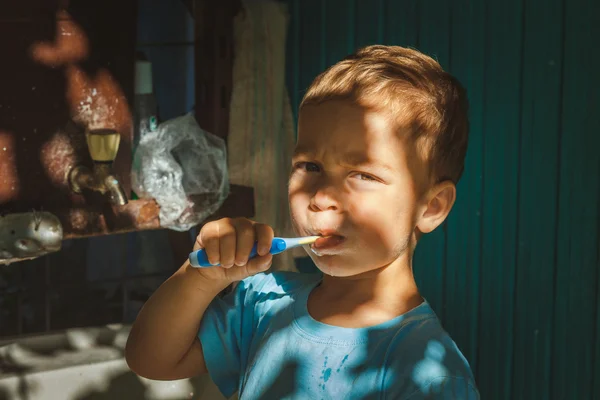 Niño limpieza de dientes — Foto de Stock