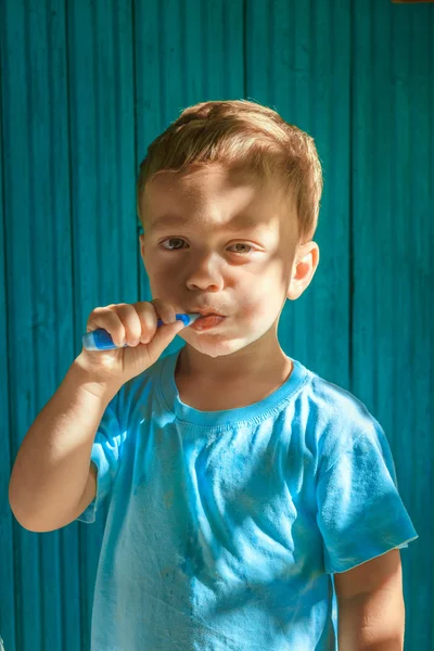 Junge putzt Zähne — Stockfoto