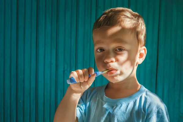 Boy cleaning teeth — Stock Photo, Image