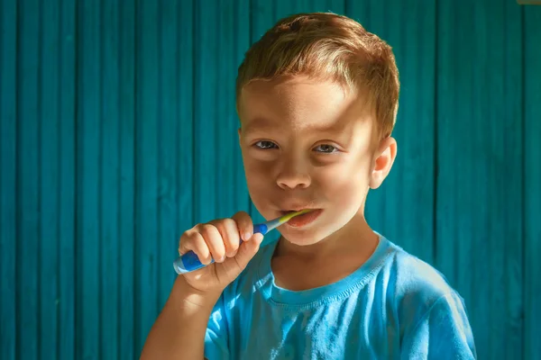 Niño limpieza de dientes —  Fotos de Stock