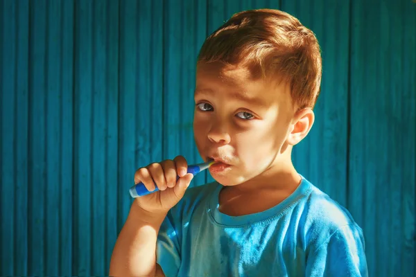 Boy cleaning teeth — Stock Photo, Image