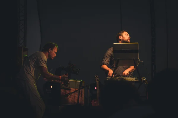 Леон Сомов и Джаззу на его концерте во время фестиваля Mirum Music Festival — стоковое фото