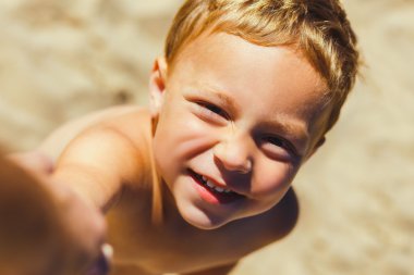 sevimli genç çocuğun fotoğrafı