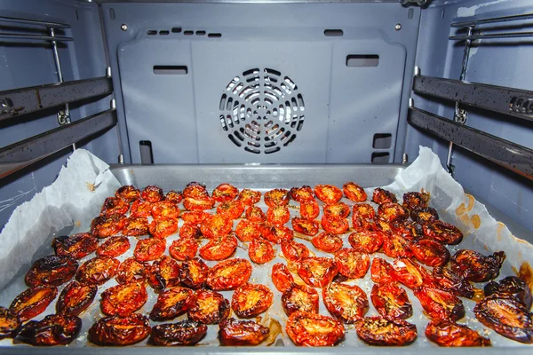 Cooking sun-dried tomatoes — Stock Photo, Image