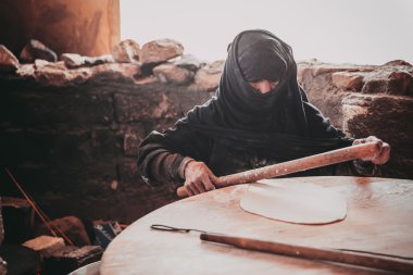 Eski Arap kadın ekmek hazırlar