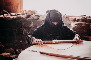 Eski Arap kadın ekmek hazırlar