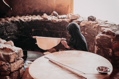 Eski Arap kadın ekmek hazırlar