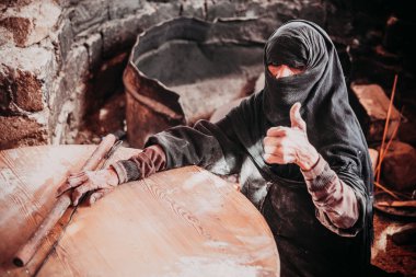 Eski Arap kadın ekmek hazırlar