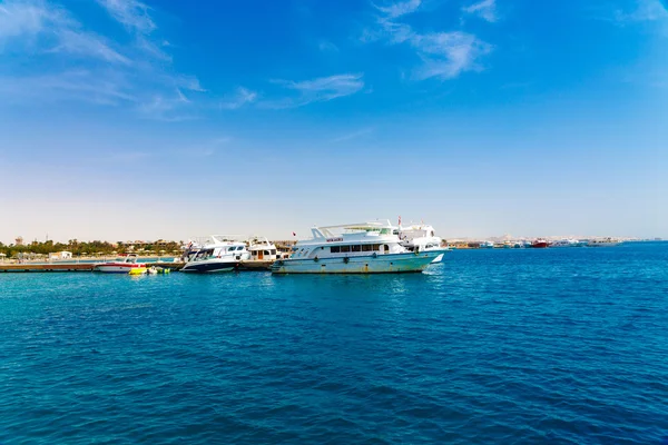 A few boats near the pier — Stock Photo, Image