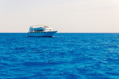 Denizde lüks bir yat