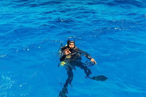 Scuba diver teszi az ok jele — Stock Fotó