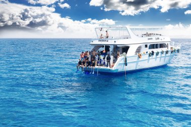 Tüplü dalgıçlar ile yat