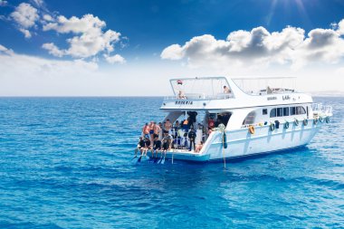 Tüplü dalgıçlar ile yat