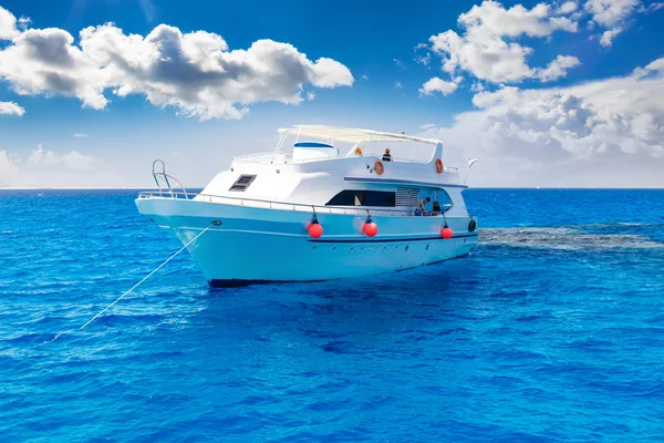 Biały jacht w błękitne morze tropikalne — Zdjęcie stockowe