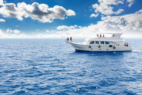 Белая яхта в голубом тропическом море — стоковое фото