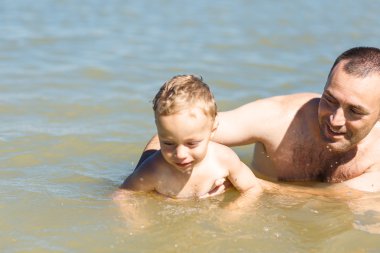 Baba oğlunu yüzmeyi öğretim
