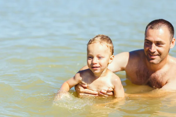 Ojciec uczy syna do kąpieli — Zdjęcie stockowe