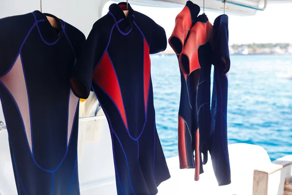 Wetsuits asılı