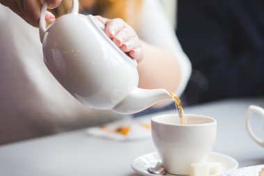 kadın dökme çay