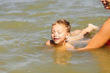 Anne oğlunu yüzmeyi öğret