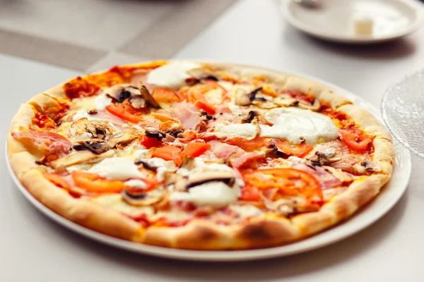 Pizza con queso Mozzarella, tomate fresco y champiñones —  Fotos de Stock