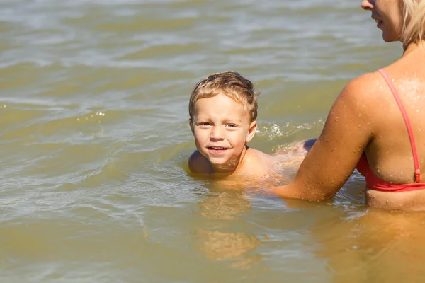 Mãe ensinar seu filho a nadar — Fotografia de Stock