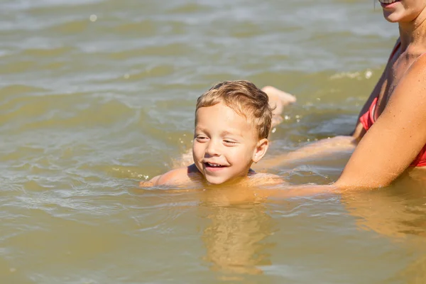 Mãe ensinar seu filho a nadar — Fotografia de Stock
