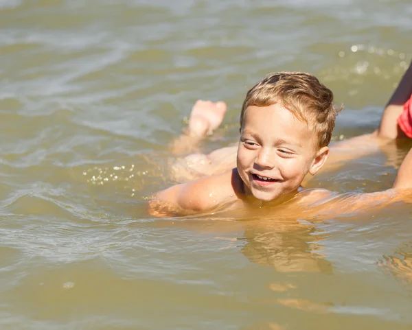 Madre enseñar a su hijo a nadar —  Fotos de Stock