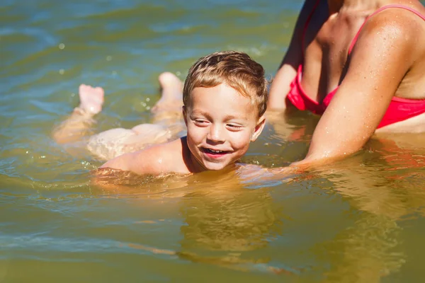 Mother teach her son to swim — Stock Photo, Image