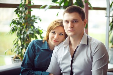 Kafede oturan çift.