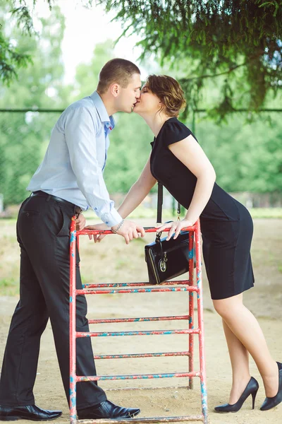 Портрет двох красивих молодих поцілунків коханців — стокове фото