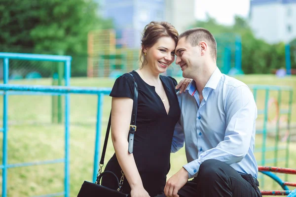 Retrato de dois belos jovens amantes — Fotografia de Stock