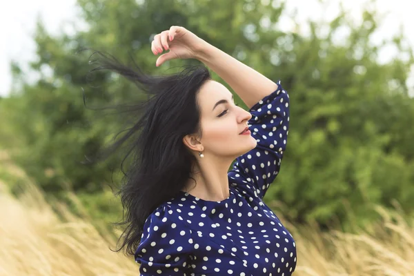 Retrato de arte de una hermosa morena — Foto de Stock