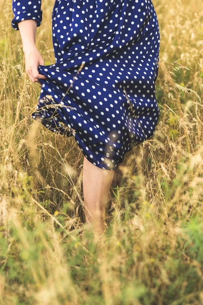 Beine von jungen schönen brünetten Mädchen — Stockfoto