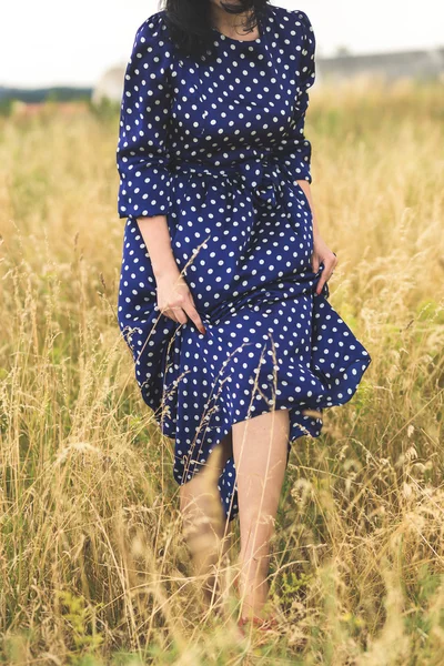 Beine von jungen schönen brünetten Mädchen — Stockfoto