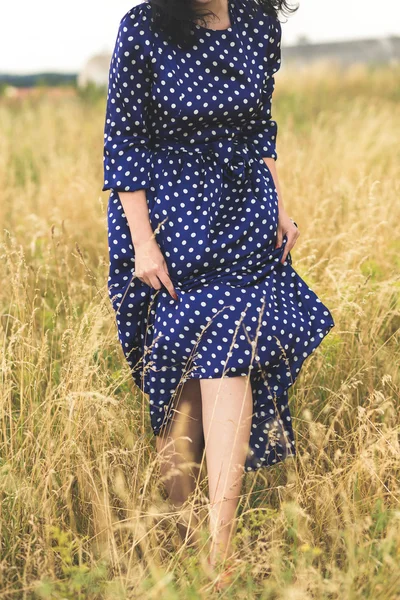 Beine von jungen schönen brünetten Mädchen — Stockfoto