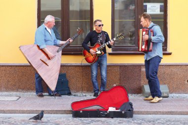 Sokak müzisyenleri Hrodna sokakta oynarken