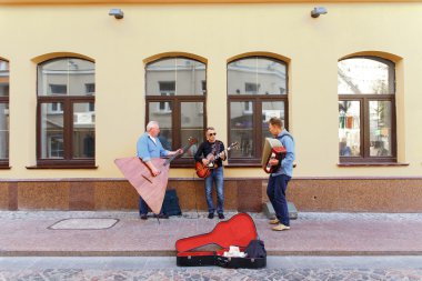 Sokak müzisyenleri Hrodna sokakta oynarken